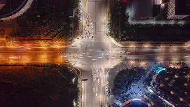 4k航拍夜晚下的十字路口车流夜景延时视频的预览图